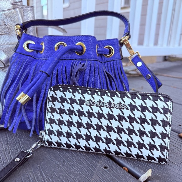 Michael Kors Monochrome Houndstooth Wristlet - Picture 2 of 3